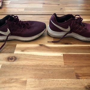 Used Nike Run Swift burgundy sneakers